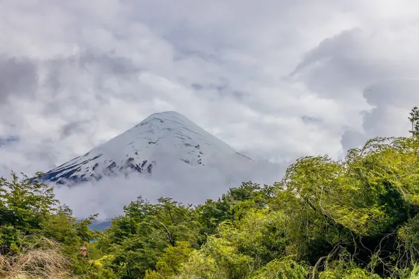 Şili 'de Osorno volkanı zirvesi, Patagonya And Dağları. Güney Amerika 'da krater ve lav aktif yanardağı olan ateş volkanik peyzajı. Kırmızı kaya donmuş lav ve volkanın tepesinde kar