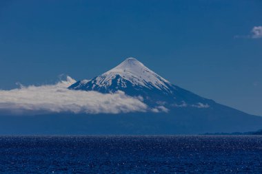 Şili 'de Osorno volkanı zirvesi, Patagonya And Dağları. Güney Amerika 'da krater ve lav aktif yanardağı olan ateş volkanik peyzajı. Kırmızı kaya donmuş lav ve volkanın tepesinde kar