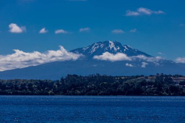 Şili 'de Osorno volkanı zirvesi, Patagonya And Dağları. Güney Amerika 'da krater ve lav aktif yanardağı olan ateş volkanik peyzajı. Kırmızı kaya donmuş lav ve volkanın tepesinde kar