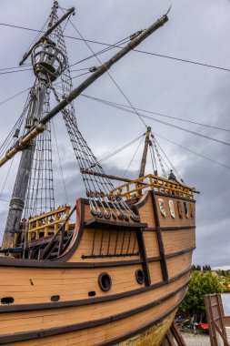Punta Arenas Şili, Patagonya 'da. Limandaki eski, eski ve modern gemiler açık deniz müzesi Nao Victoria Müzesi 'nde. Deniz ve okyanus kıyısındaki şehir Macellan Boğazı