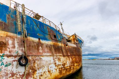 Punta Arenas Şili, Patagonya 'da. Limandaki eski, eski ve modern gemiler açık deniz müzesi Nao Victoria Müzesi 'nde. Deniz ve okyanus kıyısındaki şehir Macellan Boğazı