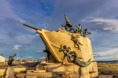 Punta Arenas Şili, Patagonya 'da. Limandaki eski, eski ve modern gemiler açık deniz müzesi Nao Victoria Müzesi 'nde. Deniz ve okyanus kıyısındaki şehir Macellan Boğazı