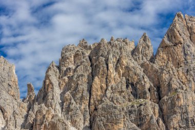 Dolomiti Alpleri güzel dağ manzarası. Dolomitlerde Rocky kulesi zirveleri. Yeşil dağ vadisindeki yürüyüş yolunda yaz manzarası ve bulutlu mavi gökyüzü.