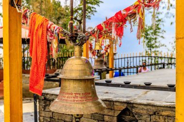 Lord Shiva 'nın mavi heykeli kaplan derisinden yapılmış, mızrak tutuyor ve kutsal bir jest sergiliyor. Yılanlar ve boncuklarla süslenmiş bu canlı heykel, berrak bir gökyüzüne karşı görkemli bir şekilde duruyor.