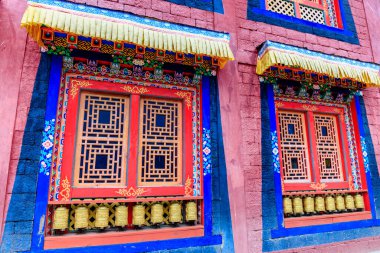 Süslü dekorasyonlar, Buda heykelleri ve geleneksel mimarinin yer aldığı Budist tapınağı. Karmaşık detaylarla sakin bir atmosfer, altın aksanlar, dini ve kültürel eserler Nepal