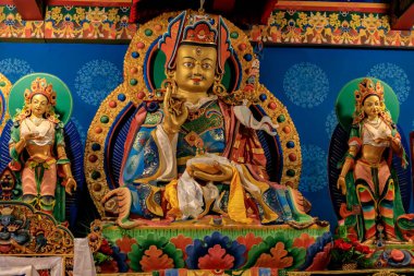 Süslü dekorasyonlar, Buda heykelleri ve geleneksel mimarinin yer aldığı Budist tapınağı. Karmaşık detaylarla sakin bir atmosfer, altın aksanlar, dini ve kültürel eserler Nepal