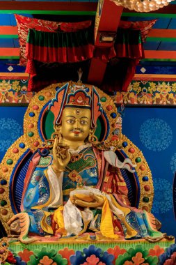 Süslü dekorasyonlar, Buda heykelleri ve geleneksel mimarinin yer aldığı Budist tapınağı. Karmaşık detaylarla sakin bir atmosfer, altın aksanlar, dini ve kültürel eserler Nepal