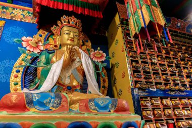 Süslü dekorasyonlar, Buda heykelleri ve geleneksel mimarinin yer aldığı Budist tapınağı. Karmaşık detaylarla sakin bir atmosfer, altın aksanlar, dini ve kültürel eserler Nepal