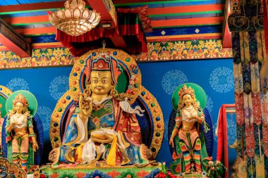 Süslü dekorasyonlar, Buda heykelleri ve geleneksel mimarinin yer aldığı Budist tapınağı. Karmaşık detaylarla sakin bir atmosfer, altın aksanlar, dini ve kültürel eserler Nepal