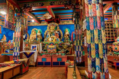 Süslü dekorasyonlar, Buda heykelleri ve geleneksel mimarinin yer aldığı Budist tapınağı. Karmaşık detaylarla sakin bir atmosfer, altın aksanlar, dini ve kültürel eserler Nepal