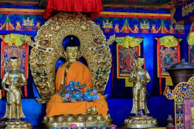 Süslü dekorasyonlar, Buda heykelleri ve geleneksel mimarinin yer aldığı Budist tapınağı. Karmaşık detaylarla sakin bir atmosfer, altın aksanlar, dini ve kültürel eserler Nepal