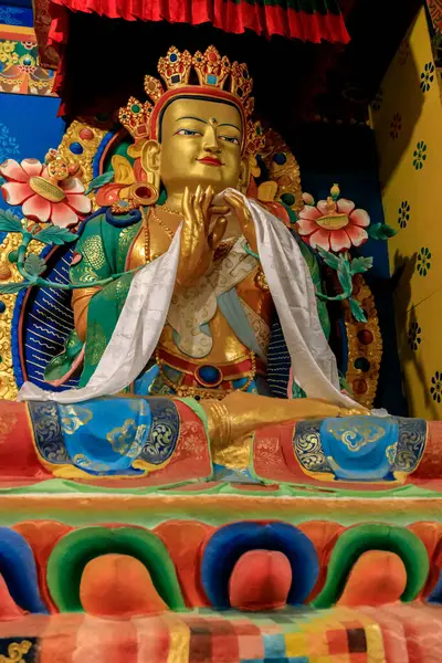Süslü dekorasyonlar, Buda heykelleri ve geleneksel mimarinin yer aldığı Budist tapınağı. Karmaşık detaylarla sakin bir atmosfer, altın aksanlar, dini ve kültürel eserler Nepal