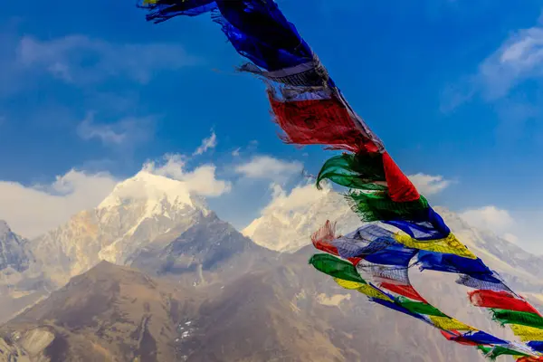 stock image Colorful Nepali and Tibetan prayer flags fluttering in the majestic mountains of Nepal. Symbolizing peace, compassion, and blessings, flags adorn the serene landscape of Himalaya mountains