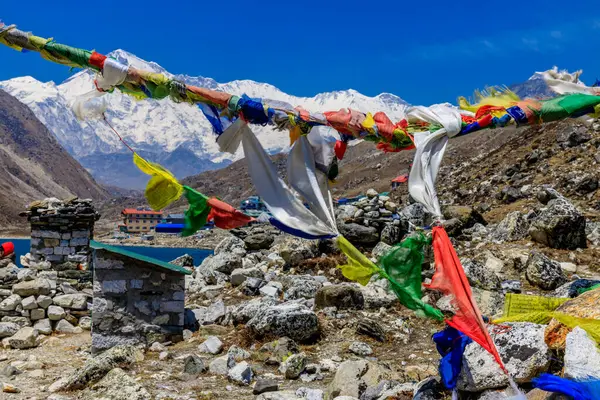 stock image Colorful Nepali and Tibetan prayer flags fluttering in the majestic mountains of Nepal. Symbolizing peace, compassion, and blessings, flags adorn the serene landscape of Himalaya mountains