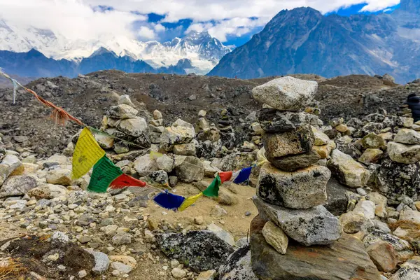 stock image Colorful Nepali and Tibetan prayer flags fluttering in the majestic mountains of Nepal. Symbolizing peace, compassion, and blessings, flags adorn the serene landscape of Himalaya mountains