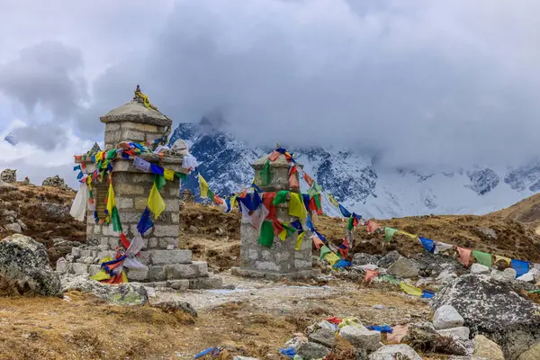 stock image Colorful Nepali and Tibetan prayer flags fluttering in the majestic mountains of Nepal. Symbolizing peace, compassion, and blessings, flags adorn the serene landscape of Himalaya mountains