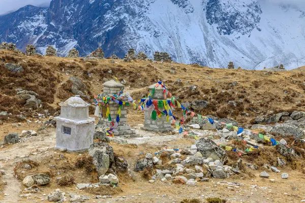 stock image Colorful Nepali and Tibetan prayer flags fluttering in the majestic mountains of Nepal. Symbolizing peace, compassion, and blessings, flags adorn the serene landscape of Himalaya mountains