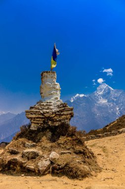 Stupa 'nın Nepal' de Buda gözleri var. Himalaya dağları ve Katmandu başkentinde Budizm Pagoda 'nın dini binası. Budizm 'in kutsal mekanı. Güzel, huzurlu bir yerde bayrakları var.