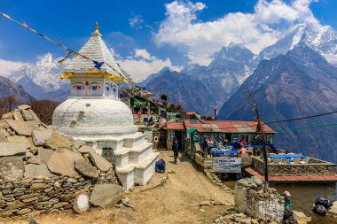 Stupa 'nın Nepal' de Buda gözleri var. Himalaya dağları ve Katmandu başkentinde Budizm Pagoda 'nın dini binası. Budizm 'in kutsal mekanı. Güzel, huzurlu bir yerde bayrakları var.