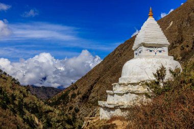 Stupa 'nın Nepal' de Buda gözleri var. Himalaya dağları ve Katmandu başkentinde Budizm Pagoda 'nın dini binası. Budizm 'in kutsal mekanı. Güzel, huzurlu bir yerde bayrakları var.