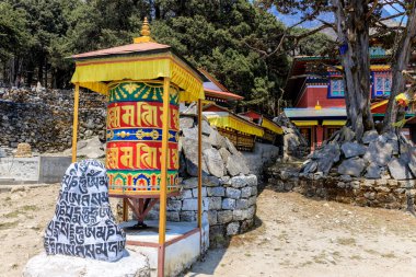 Nepal kutsal taşları. Manikür. Yüzeyine mantra yazılıp oyulmuş. Everest Ana Kampı 'ndaki dağ yürüyüşü yolunda taşlı bölge. Nepalli Budist mantra Om Mani Padme Hum on rock