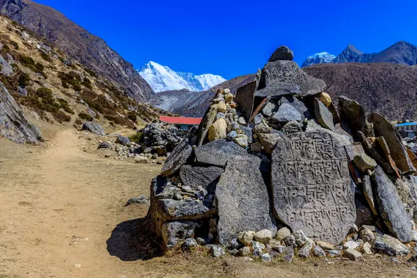 Stupa 'nın Nepal' de Buda gözleri var. Himalaya dağları ve Katmandu başkentinde Budizm Pagoda 'nın dini binası. Budizm 'in kutsal mekanı. Güzel, huzurlu bir yerde bayrakları var.