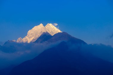 Himalaya dağları yüksek rakımlı kar ve buzul zirveleriyle kaplı. Nepal 'deki Everest Merkez Kampı Solo Khumbu yürüyüş bölgesi. Güzel Himalayalar. Mavi gökyüzünün altında sekiz bin dolarlık bir zirve.