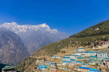 Himalaya dağları yüksek rakımlı kar ve buzul zirveleriyle kaplı. Nepal 'deki Everest Merkez Kampı Solo Khumbu yürüyüş bölgesi. Güzel Himalayalar. Mavi gökyüzünün altında sekiz bin dolarlık bir zirve.
