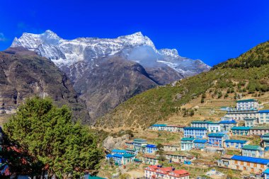 Himalaya dağları yüksek rakımlı kar ve buzul zirveleriyle kaplı. Nepal 'deki Everest Merkez Kampı Solo Khumbu yürüyüş bölgesi. Güzel Himalayalar. Mavi gökyüzünün altında sekiz bin dolarlık bir zirve.
