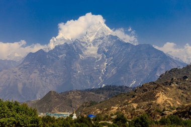 Himalaya dağları yüksek rakımlı kar ve buzul zirveleriyle kaplı. Nepal 'deki Everest Merkez Kampı Solo Khumbu yürüyüş bölgesi. Güzel Himalayalar. Mavi gökyüzünün altında sekiz bin dolarlık bir zirve.