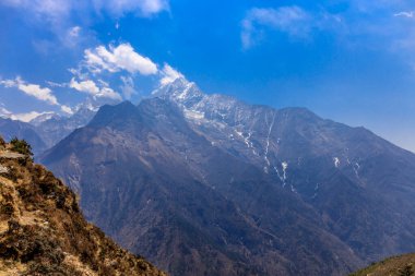 Himalaya dağları yüksek rakımlı kar ve buzul zirveleriyle kaplı. Nepal 'deki Everest Merkez Kampı Solo Khumbu yürüyüş bölgesi. Güzel Himalayalar. Mavi gökyüzünün altında sekiz bin dolarlık bir zirve.