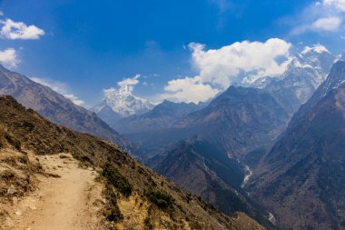 Himalaya dağları yüksek rakımlı kar ve buzul zirveleriyle kaplı. Nepal 'deki Everest Merkez Kampı Solo Khumbu yürüyüş bölgesi. Güzel Himalayalar. Mavi gökyüzünün altında sekiz bin dolarlık bir zirve.