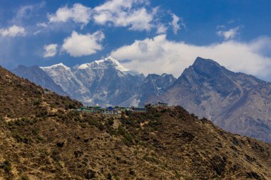 Himalaya dağları yüksek rakımlı kar ve buzul zirveleriyle kaplı. Nepal 'deki Everest Merkez Kampı Solo Khumbu yürüyüş bölgesi. Güzel Himalayalar. Mavi gökyüzünün altında sekiz bin dolarlık bir zirve.