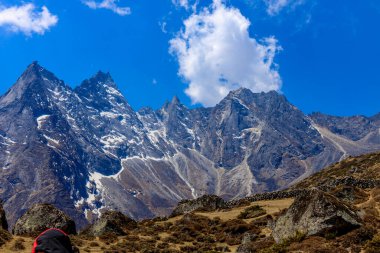 Himalaya dağları yüksek rakımlı kar ve buzul zirveleriyle kaplı. Nepal 'deki Everest Merkez Kampı Solo Khumbu yürüyüş bölgesi. Güzel Himalayalar. Mavi gökyüzünün altında sekiz bin dolarlık bir zirve.