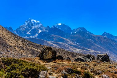 Himalaya dağları yüksek rakımlı kar ve buzul zirveleriyle kaplı. Nepal 'deki Everest Merkez Kampı Solo Khumbu yürüyüş bölgesi. Güzel Himalayalar. Mavi gökyüzünün altında sekiz bin dolarlık bir zirve.