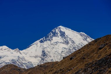 Himalaya dağları yüksek rakımlı kar ve buzul zirveleriyle kaplı. Nepal 'deki Everest Merkez Kampı Solo Khumbu yürüyüş bölgesi. Güzel Himalayalar. Mavi gökyüzünün altında sekiz bin dolarlık bir zirve.
