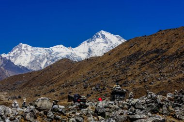 Himalaya dağları yüksek rakımlı kar ve buzul zirveleriyle kaplı. Nepal 'deki Everest Merkez Kampı Solo Khumbu yürüyüş bölgesi. Güzel Himalayalar. Mavi gökyüzünün altında sekiz bin dolarlık bir zirve.