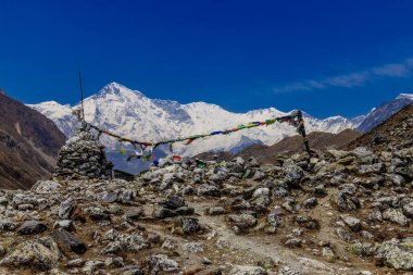 Himalaya dağları yüksek rakımlı kar ve buzul zirveleriyle kaplı. Nepal 'deki Everest Merkez Kampı Solo Khumbu yürüyüş bölgesi. Güzel Himalayalar. Mavi gökyüzünün altında sekiz bin dolarlık bir zirve.