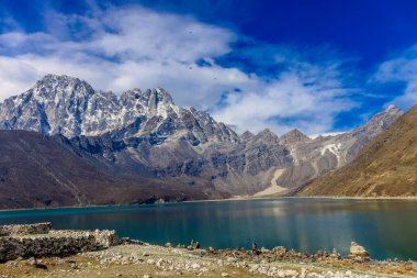 Himalaya dağları yüksek rakımlı kar ve buzul zirveleriyle kaplı. Nepal 'deki Everest Merkez Kampı Solo Khumbu yürüyüş bölgesi. Güzel Himalayalar. Mavi gökyüzünün altında sekiz bin dolarlık bir zirve.