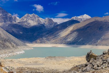 Himalaya dağları yüksek rakımlı kar ve buzul zirveleriyle kaplı. Nepal 'deki Everest Merkez Kampı Solo Khumbu yürüyüş bölgesi. Güzel Himalayalar. Mavi gökyüzünün altında sekiz bin dolarlık bir zirve.