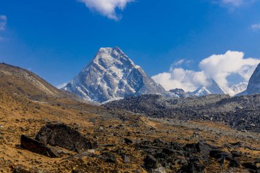 Himalaya dağları yüksek rakımlı kar ve buzul zirveleriyle kaplı. Nepal 'deki Everest Merkez Kampı Solo Khumbu yürüyüş bölgesi. Güzel Himalayalar. Mavi gökyüzünün altında sekiz bin dolarlık bir zirve.