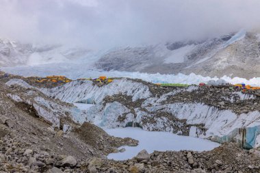 Himalaya dağları yüksek rakımlı kar ve buzul zirveleriyle kaplı. Nepal 'deki Everest Merkez Kampı Solo Khumbu yürüyüş bölgesi. Güzel Himalayalar. Mavi gökyüzünün altında sekiz bin dolarlık bir zirve.