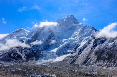 Himalaya dağları yüksek rakımlı kar ve buzul zirveleriyle kaplı. Nepal 'deki Everest Merkez Kampı Solo Khumbu yürüyüş bölgesi. Güzel Himalayalar. Mavi gökyüzünün altında sekiz bin dolarlık bir zirve.