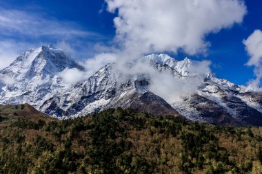 Himalaya dağları yüksek rakımlı kar ve buzul zirveleriyle kaplı. Nepal 'deki Everest Merkez Kampı Solo Khumbu yürüyüş bölgesi. Güzel Himalayalar. Mavi gökyüzünün altında sekiz bin dolarlık bir zirve.