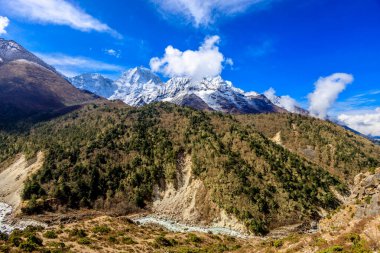 Himalaya dağları yüksek rakımlı kar ve buzul zirveleriyle kaplı. Nepal 'deki Everest Merkez Kampı Solo Khumbu yürüyüş bölgesi. Güzel Himalayalar. Mavi gökyüzünün altında sekiz bin dolarlık bir zirve.