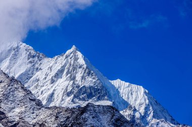Himalaya dağları yüksek rakımlı kar ve buzul zirveleriyle kaplı. Nepal 'deki Everest Merkez Kampı Solo Khumbu yürüyüş bölgesi. Güzel Himalayalar. Mavi gökyüzünün altında sekiz bin dolarlık bir zirve.