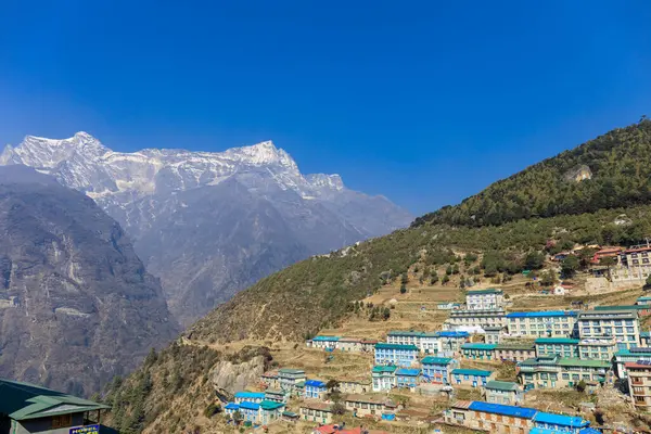 Himalaya dağları yüksek rakımlı kar ve buzul zirveleriyle kaplı. Nepal 'deki Everest Merkez Kampı Solo Khumbu yürüyüş bölgesi. Güzel Himalayalar. Mavi gökyüzünün altında sekiz bin dolarlık bir zirve.