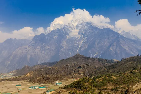 Himalaya dağları yüksek rakımlı kar ve buzul zirveleriyle kaplı. Nepal 'deki Everest Merkez Kampı Solo Khumbu yürüyüş bölgesi. Güzel Himalayalar. Mavi gökyüzünün altında sekiz bin dolarlık bir zirve.