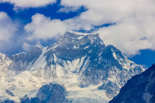 Himalaya dağları yüksek rakımlı kar ve buzul zirveleriyle kaplı. Nepal 'deki Everest Merkez Kampı Solo Khumbu yürüyüş bölgesi. Güzel Himalayalar. Mavi gökyüzünün altında sekiz bin dolarlık bir zirve.