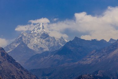 Ama Dablam dağı zirvesi Himalaya dağ sırası, Nepal 'de. Everest Ana Kampı 'nın yürüyüş bölgesinde baharda bulutlarla kaplı güzel yüksek irtifa dağ manzarası. Himalaya 'da yürüyüş